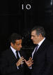 El primer ministro brit&aacute;nico Gordon Brown saluda al presidente franc&eacute;s Nicol&aacute;s Sarkozy