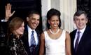 El primer ministro brit&aacute;nico, Gordon Brown, y su esposa, Sarah, posan con el presidente estadounidense, Barack Obama, y su mujer, Michelle, a su llegada a la cena de Downing Street