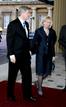 El primer ministro canadiense, Stephan Harper, junto a su esposa, Laureen, a su llegada al Palacio de Buckingham