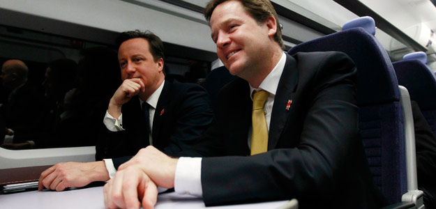 El primer ministro, David Cameron (izquierda), junto al viceprimer ministro Nick Clegg, en el tren que les lleva a la reuni&oacute;n de gabinete, celebrada en la sede de los Juegos Ol&iacute;mpicos 2012