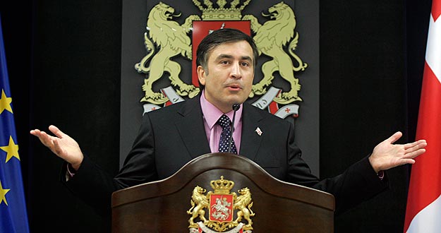 El primer ministro de Georgia, Saakashvili, comparece en rueda de prensa.