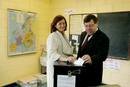 El primer ministro irland&eacute;s vota con su mujer