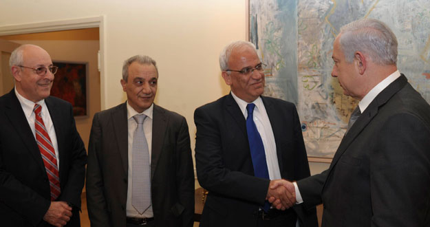 El primer ministro israel&iacute;, Benjam&iacute;n Netanyahu, recibe al jefe negociador palestino, Saeb Erekat, y al resto de la delegaci&oacute;n de la ANP