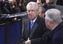El primer ministro italiano Mario Monti llega a la cumbre de jefes de Estado y Gobierno de la Uni&oacute;n Europea