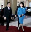 El primer ministro japon&eacute;s, Taro Aso, junto a su esposa, Chikako, a su llegada al Palacio de Buckingham