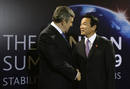El primer ministro japon&eacute;s, Taro Aso, saluda a Gordon Brown