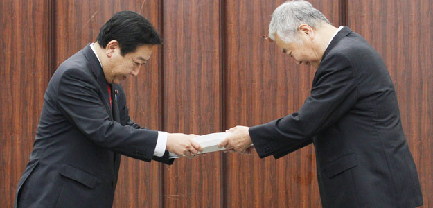 El primer ministro japon&eacute;s, Yoshihiko Noda (izquierda) recibe el informe sobre Fukushima de manos del presidente del comit&eacute; investigador, Yotaro Hatamura
