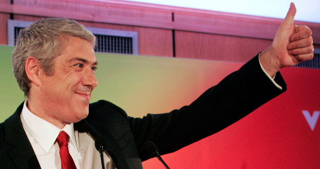 El primer ministro de Portugal, Jos&eacute; S&oacute;crates, celebra su victoria en las &uacute;ltimas elecciones.