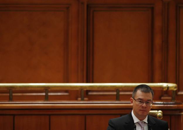 El primer ministro rumano, Mihai Razvan Ungureanu, se dirige al Parlamento durante el debate de la moci&oacute;n de censura