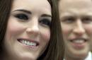 En primer plano, Kate Middleton escoltada por su esposo, el pr&iacute;ncipe William