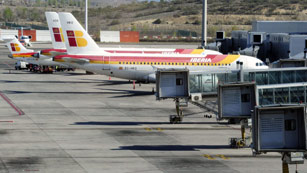 Ver v&iacute;deo  'La primera de las 30 jornadas de huelga de pilotos de Iberia deja 124 vuelos cancelados'