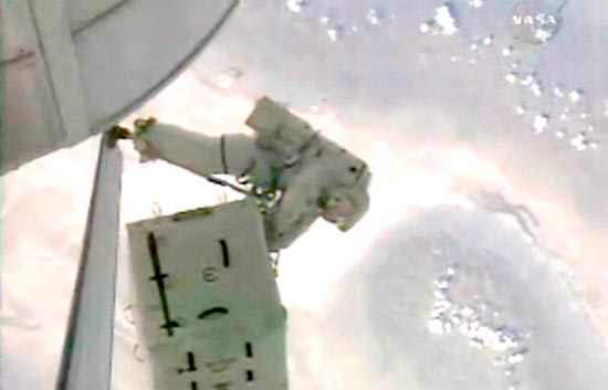 Primera caminata espacial del Endeavour