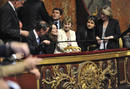La primera dama francesa, Carla Bruni , junto a su madre, Marisa, esperan la llegada del presidente franc&eacute;s, Nicolas Sarkozy, al Palacio de Versailles.