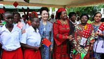 Ir al Video&nbsp;La primera dama de China, Peng Liyuan acapara titulares y causa furor en las redes sociales