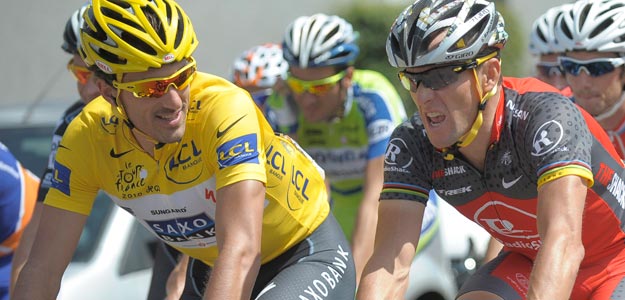 El ciclista estadounidense Lance Armstrong del equipo Radioshack (dcha) pedalea junto al suizo Fabian Cancellara El ciclista estadounidense Lance Armstrong del equipo Radioshack (dcha) pedalea junto al suizo Fabian Cancellara