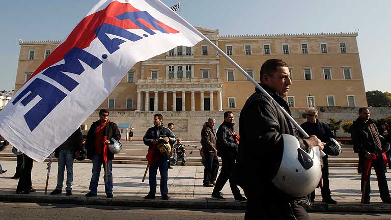 Grecia vive su primera huelga general con Papadimos al frente del gobierno