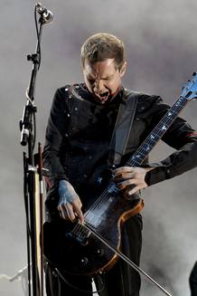El cantante y guitarrista J&oacute;n ?&oacute;r Birgisson, del grupo island&eacute;s Sigur Ros, durante su actuaci&oacute;n, esta noche, en la primera jornada del Festival DCode, que se celebra en la Universidad Complutense de Madrid.