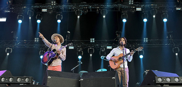 Un momento de la actuaci&oacute;n del grupo Kings of Convenience, durante la primera jornada del Festival DCode, en Madrid.
