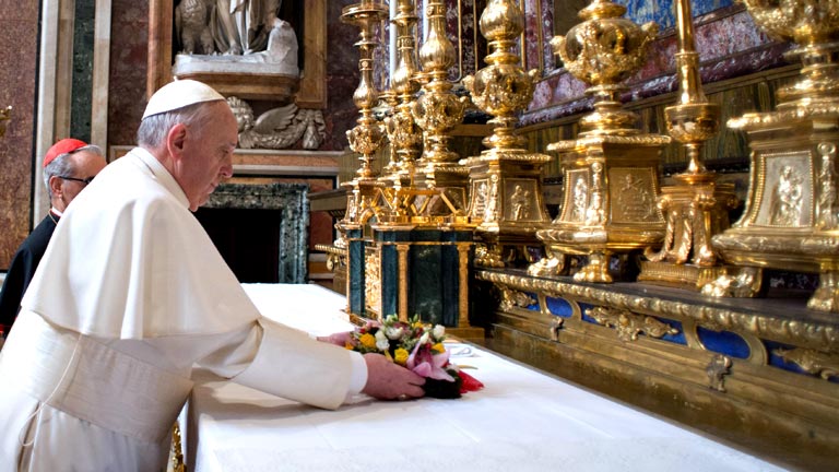 Bergoglio inicia su primera jornada como el papa Francisco rezando en Santa Mar&iacute;a la Mayor