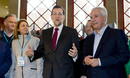 El presidente del Gobierno y del PP, Mariano Rajoy (c), la secretaria general del partido, Mar&iacute;a Dolores de Cospedal (i), y el l&iacute;der de los populares andaluces, Javier Arenas (d), a su llegada al Palacio de Congresos de Sevilla.