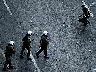 Ver v&iacute;deo  'La primera jornada de la huelga general paraliza Grecia y deriva en enfrentamientos en Atenas'