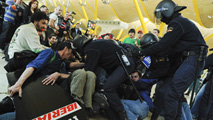 Ir al Video&nbsp;La primera jornada de huelga de Iberia deja tres detenidos pese a la "relativa normalidad"