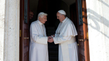 Ir al Video&nbsp;Por primera vez dos papas conviven en el Vaticano