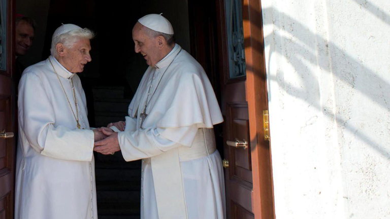 Por primera vez dos papas conviven en el Vaticano
