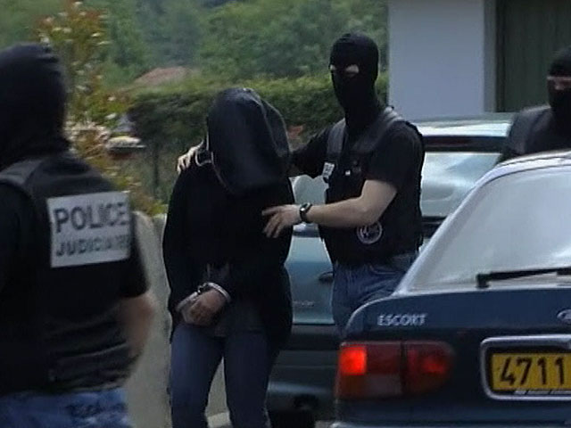 Primeras im&aacute;genes de dos de los cinco detenidos en la &uacute;ltima operaci&oacute;n contra la c&uacute;pula de ETA