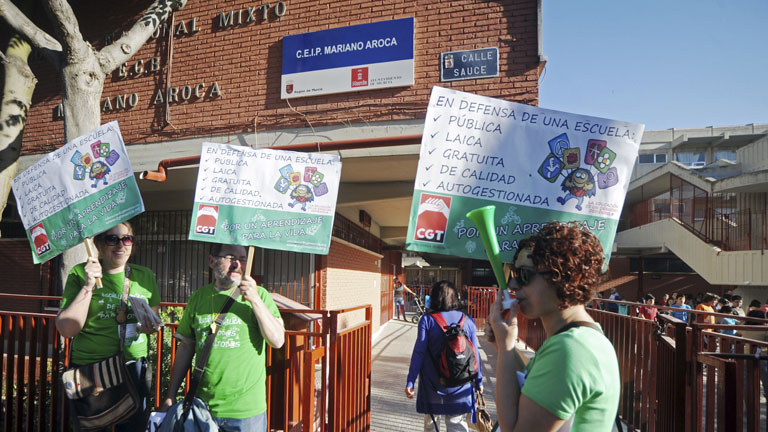 Primeras protestas en Barcelona en el inicio de la huelga general de la ense&ntilde;anza p&uacute;blica