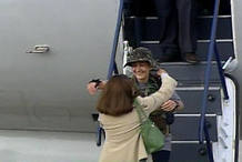 Ingrid Betancourt abraza a su madre, Yolanda Pulecio, tras bajar del avi&oacute;n tras su rescate
