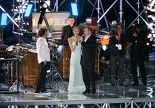 La princesa Charlene Wittstock y el Pr&iacute;ncipe Alberto de M&oacute;naco cantan durante una presentaci&oacute;n musical del compositor franc&eacute;s Jean-Michel Jarre para celebrar su matrimonio civil.