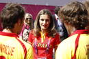 La princesa Letizia conversa con los jugadores espa&ntilde;oles de hockey tras la derrota contra B&eacute;lgica en el partido por el quinto puesto.
