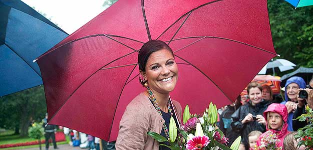 La princesa Victoria de Suecia en la celebración de su 34º cumpleaños. La princesa Victoria de Suecia en la celebración de su 34º cumpleaños.