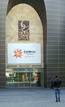 Los principales edificios del centro de Bak&uacute; lucen el logo oficial de Eurovisi&oacute;n 2012