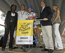 El pr&iacute;ncipe Alberto de M&oacute;naco, junto a la Ministra francesa de Deporte y Juventud Rama Yade, y el presidente del Tour de Francia Christian Prudhomme, en la salida de la contrarreloj, la primera etapa del Tour 09.