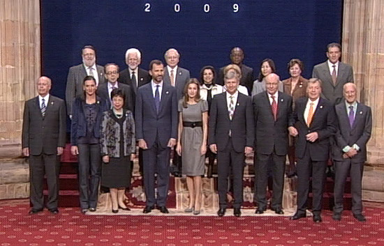 Don Felipe y Do&ntilde;a Letizia reciben a los galardonados con los premios Principe de Asturias 2009