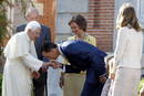 El pr&iacute;ncipe de Asturias besa el anillo al papa a su llegada a La Zarzuela