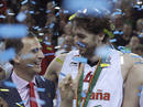 El pr&iacute;ncipe de Asturias, don Felipe, dialoga feliz con el p&iacute;vot de Espa&ntilde;a, Pau Gasol (d), tras la proclamaci&oacute;n de la selecci&oacute;n espa&ntilde;ola como campeona de Europa