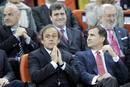 El pr&iacute;ncipe de Asturias, Felipe de Borb&oacute;n, y el presidente de la UEFA, Michel Platini (izda), momentos antes de comenzar la finalO