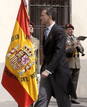 El Pr&iacute;ncipe de Asturias saluda a la bandera a su llegada al paraninfo