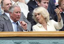 El príncipe Carlos de Inglaterra y su esposa, Camilla, asisten en la pista central del All England Club al partido de la segunda ronda de Wimbledon entre el suizo Roger Federer y el italiano Fabio Fognini El príncipe Carlos de Inglaterra y su esposa, Camilla, asisten en la pista central del All England Club al partido de la segunda ronda de Wimbledon entre el suizo Roger Federer y el italiano Fabio Fognini