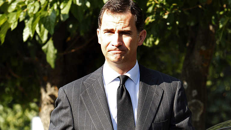 El pr&iacute;ncipe Felipe acude a la capilla ardiente de Peces-Barba que estar&aacute; instalada hasta mediod&iacute;a