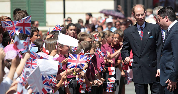 El pr&iacute;ncipe Eduardo de Inglaterra es recibido por miles de gibraltare&ntilde;os