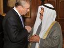 El pr&iacute;ncipe Eduardo de Inglaterra saluda al emir catar&iacute; Hamad bin Khalifa al-Thani, que tampoco ha faltado a la mayor reuni&oacute;n de monarcas reinantes de la &uacute;ltima d&eacute;cada.