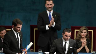 Ver vídeo  'El Príncipe Felipe destaca los valores de Xavi y Casillas'