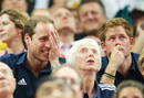 Pr&iacute;ncipe Guillermo de Cambridge y su hermano Enrique en una prueba de gimnasia de Londres 2012