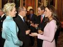 El pr&iacute;ncipe Guillermo y su mujer, la duquesa de Cambridge, conversan con los pr&iacute;ncipes Alberto II y Charlene de M&oacute;naco durante una recepci&oacute;n en el castillo de Windsor.