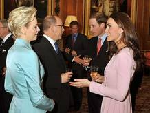 El pr&iacute;ncipe Guillermo y su mujer, la duquesa de Cambridge, conversan con los pr&iacute;ncipes Alberto II y Charlene de M&oacute;naco durante una recepci&oacute;n en el castillo de Windsor.