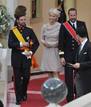 El pr&iacute;ncipe Haakon de Noruega (a la derecha) y la princesa Mette-Marit (al centro) y Guillermo, Duque de Luxemburgo llegan a la boda.
